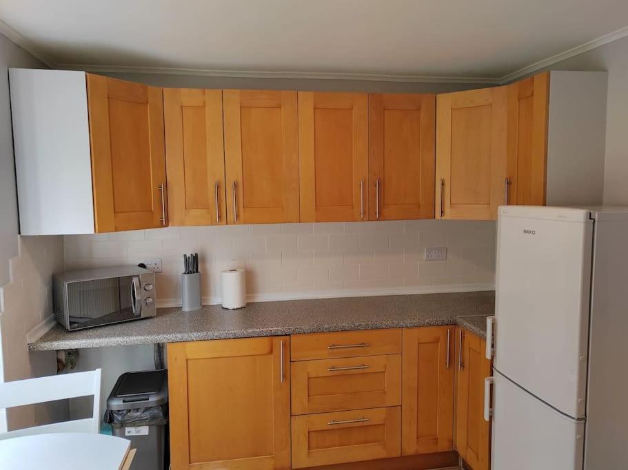 Апартаменты Cosy Brighouse 3 Bed House-Great For Contractors Экстерьер фото